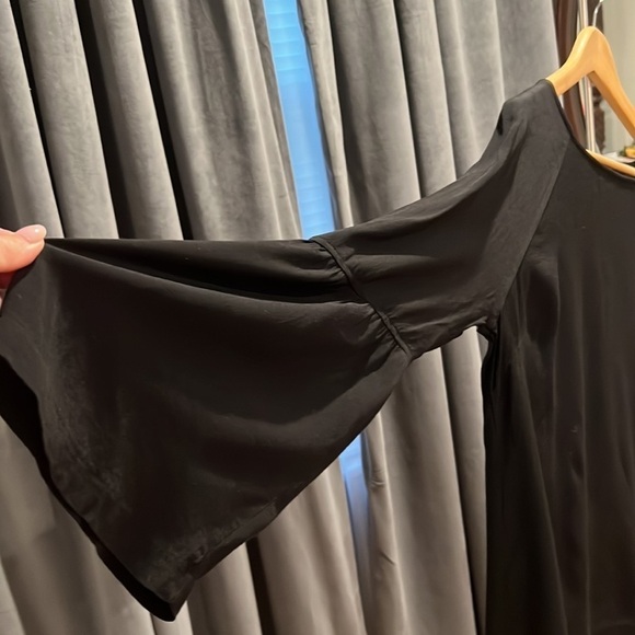 Banana Republic long bell flare sleeve rayon top - Picture 2 of 5